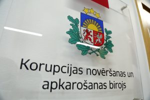 Korupcijas novēršanas un apkarošanas biroja (KNAB) plāksne ar Latvijas ģerboni.