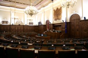 Latvijas Saeimas sēžu zāle ar tukšām deputātu vietām