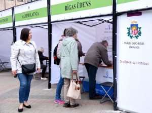 Cilvēki apmeklē Valsts probācijas dienesta un Rīgas ūdens informatīvos stendus