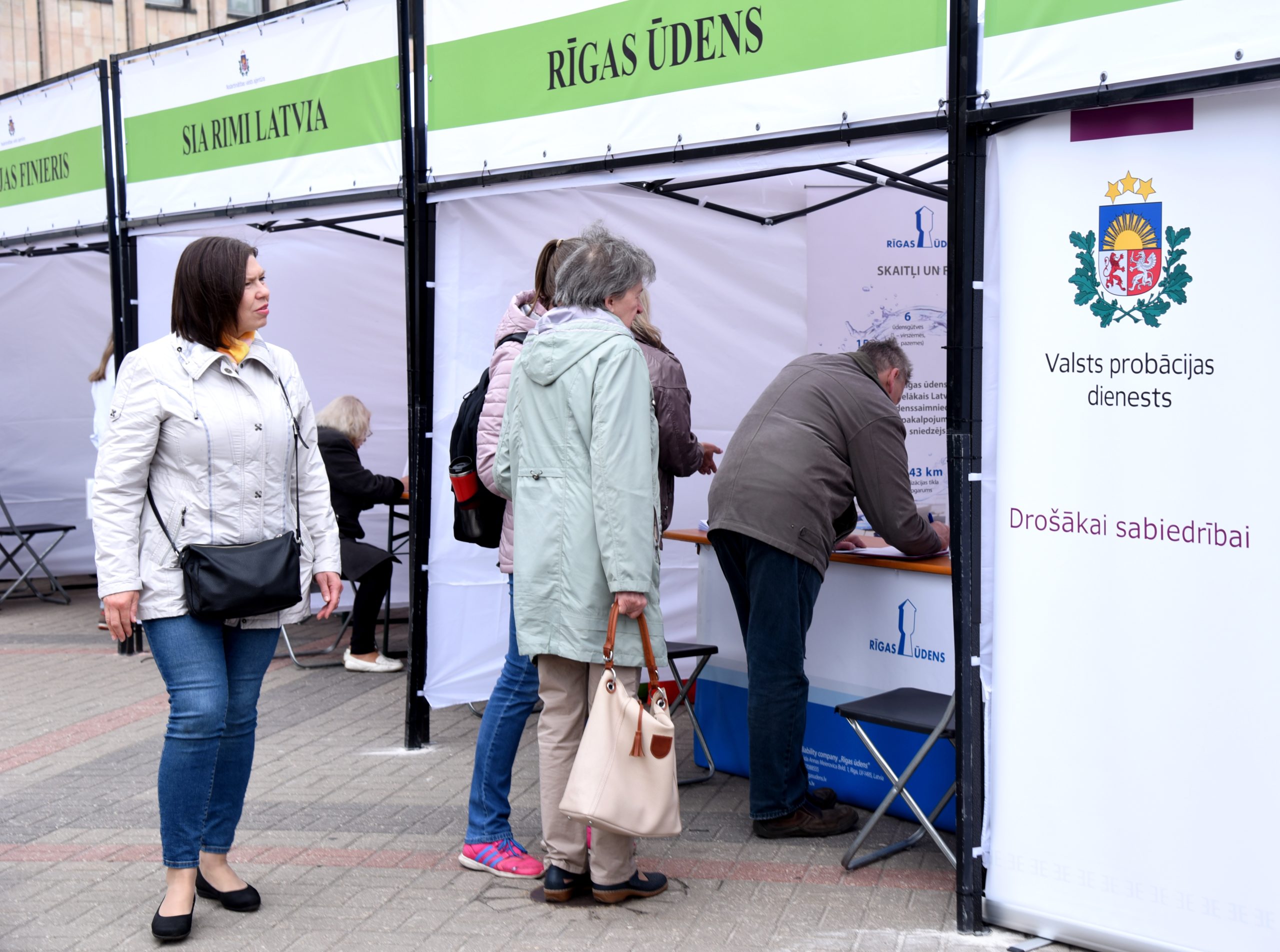 Cilvēki apmeklē Valsts probācijas dienesta un Rīgas ūdens informatīvos stendus