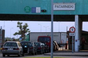 Pāternieku robežkontroles punkts ar automašīnām rindā