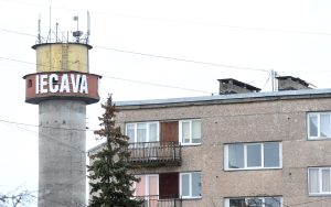 Iecavas ūdenstornis un padomju laika daudzdzīvokļu ēka.