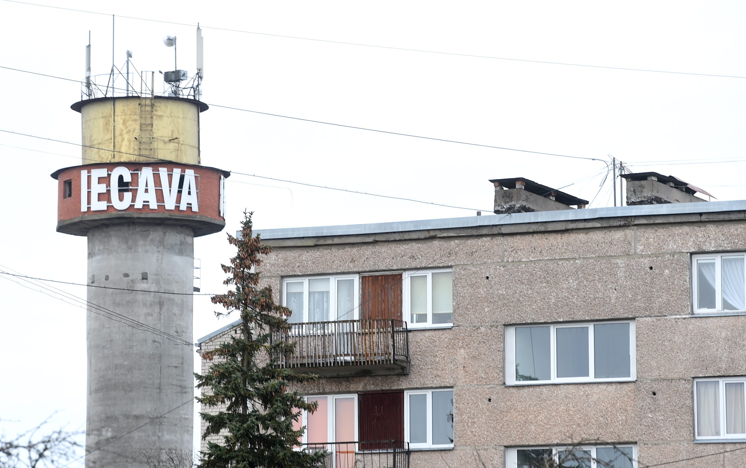 Iecavas ūdenstornis un padomju laika daudzdzīvokļu ēka.