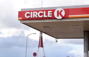 Circle K degvielas uzpildes stacijas nojume ar Rīgas radio un televīzijas torni fonā