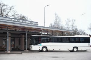 Baltas krāsas reģionālais autobuss pie Valmieras autoostas.