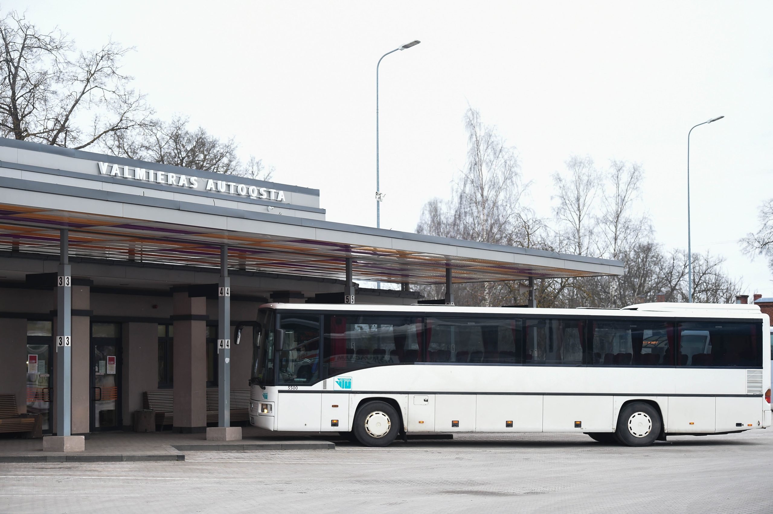 Baltas krāsas reģionālais autobuss pie Valmieras autoostas.