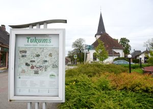 Tukuma tūrisma karte ar baznīcu fonā