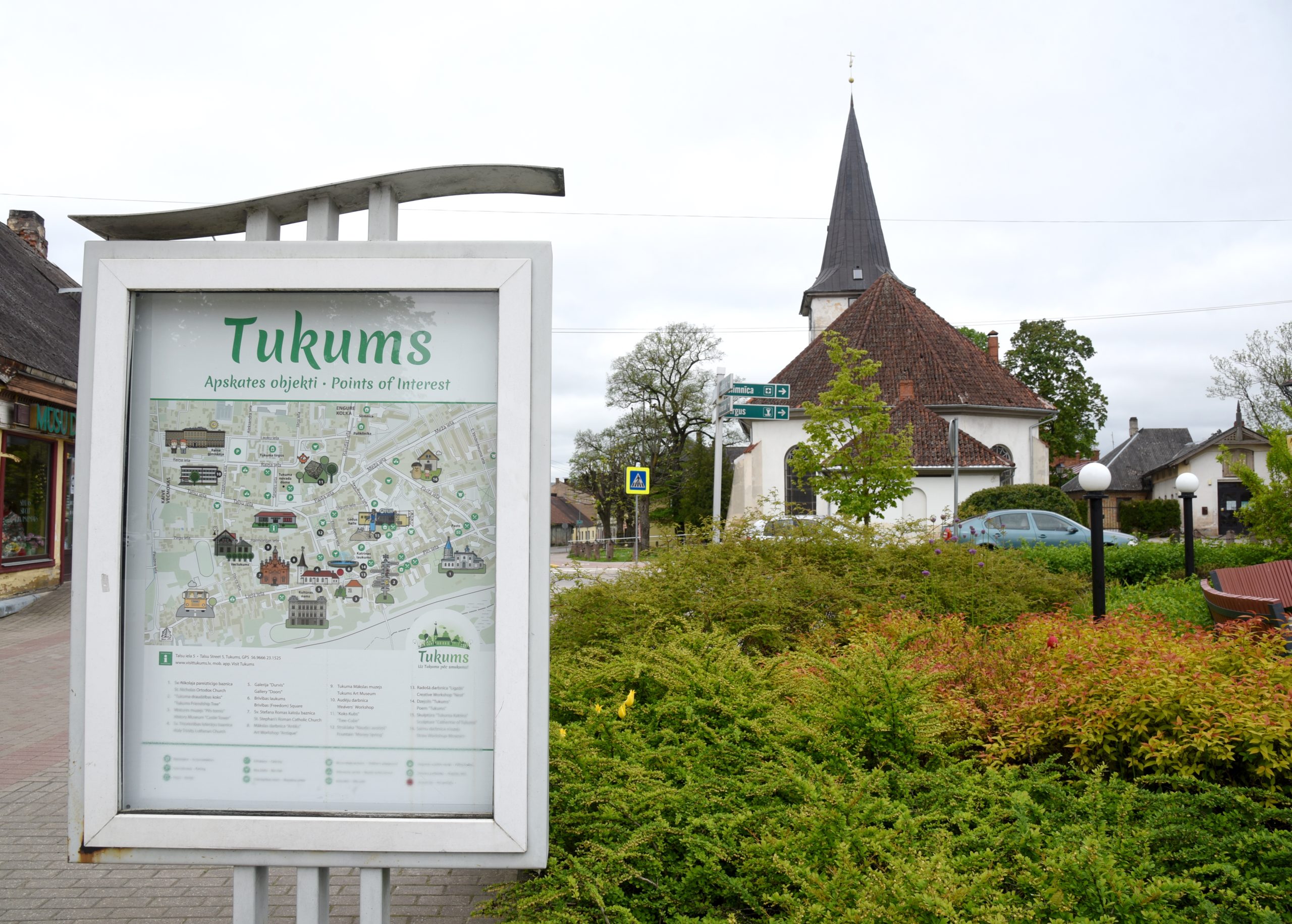 Tukuma tūrisma karte ar baznīcu fonā