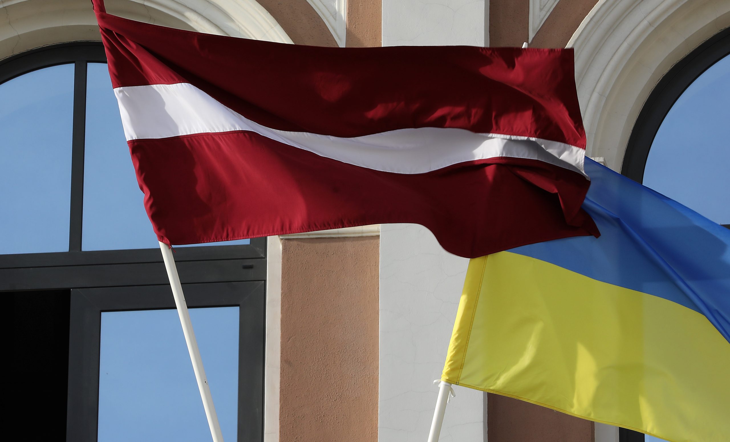 Latvijas un Ukrainas karogi plīvo pie ēkas fasādes