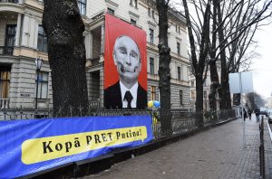 Protesta plakāts pret Vladimiru Putinu pie ēkas ar uzrakstu "Kopā PRET Putinu!"