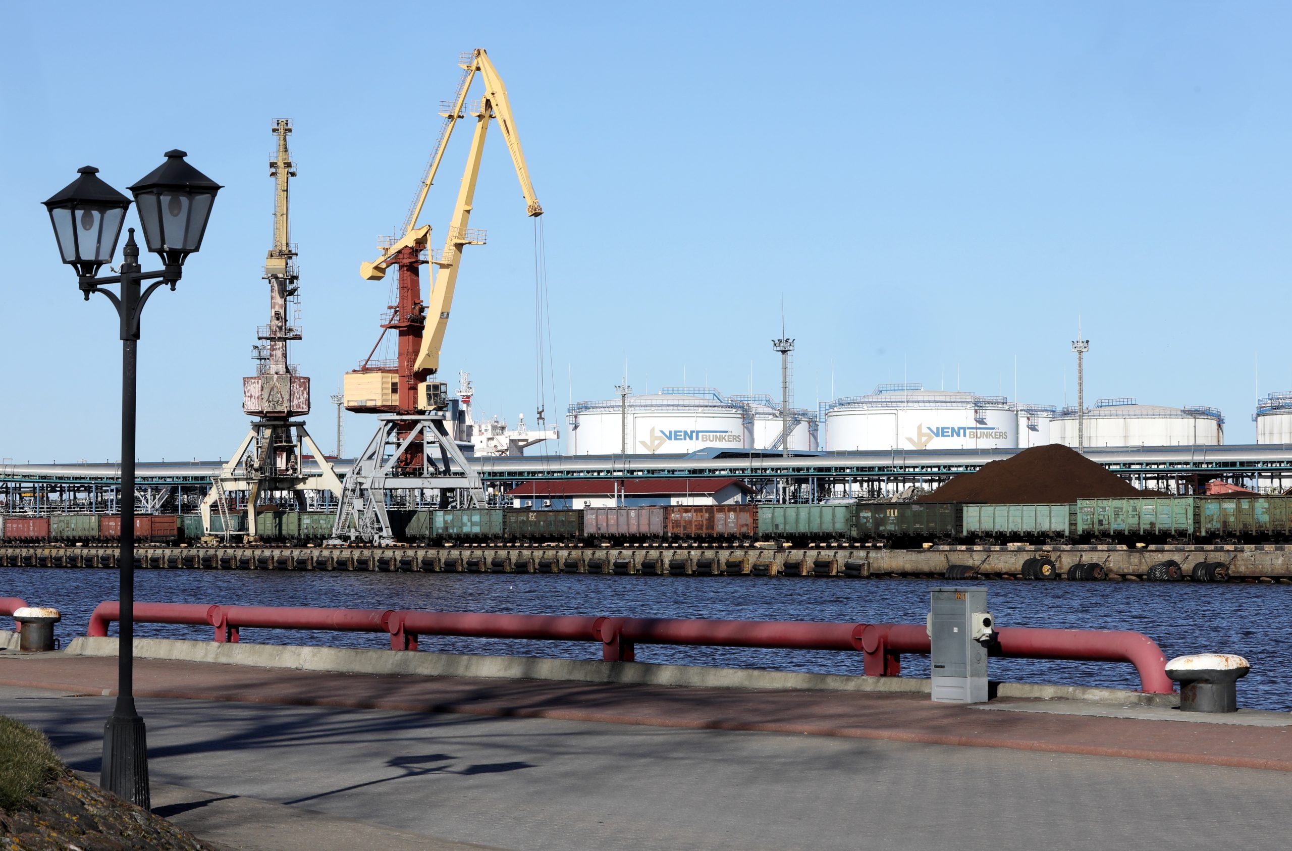 Ventspils osta ar kravas celtņiem, dzelzceļa vagoniem un 