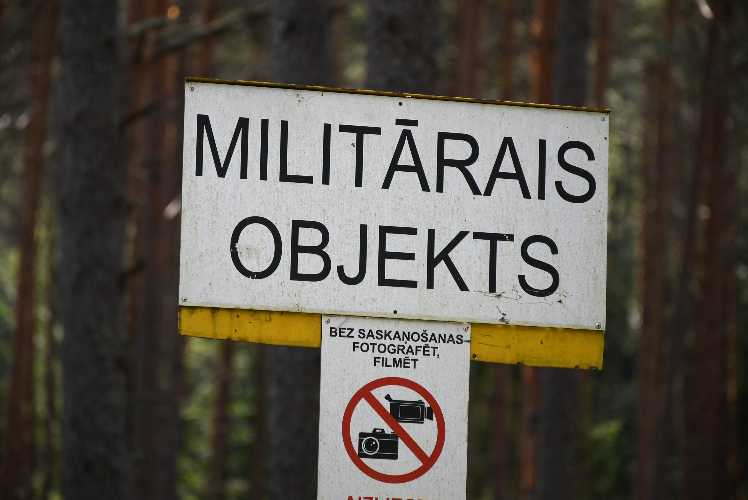 Militāra objekta brīdinājuma zīme mežainā apvidū
