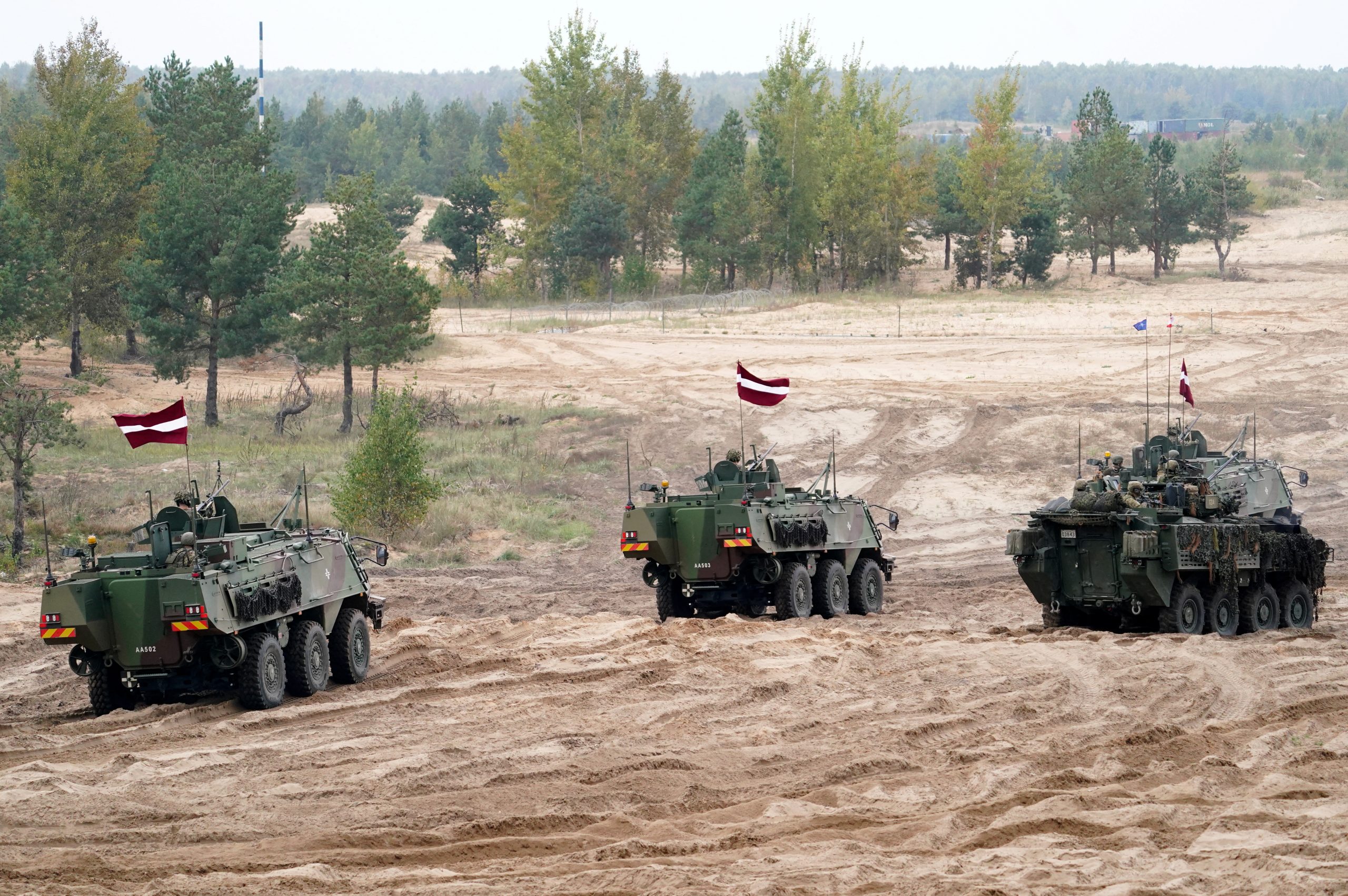 Latvijas bruņoto spēku militārās mācības ar bruņumašīnām smilšainā poligonā.