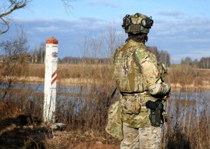 Robežsargs maskēšanās tērpā pie Latvijas–Baltkrievijas robežstaba
