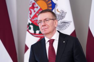 Latvijas prezidents oficiālā pasākumā pie Latvijas karoga un ģerboņa