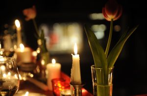 Sveču gaisma un tulpes vakara noskaņā Zemes stundā
