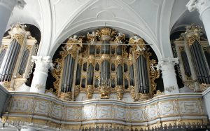 Liepājas Svētās Trīsvienības katedrāles vēsturiskās ērģeles ar greznu zelta rotājumu.