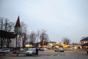 Vakara panorāma Smiltenes centrā ar baznīcu un ielu apgaismojumu.