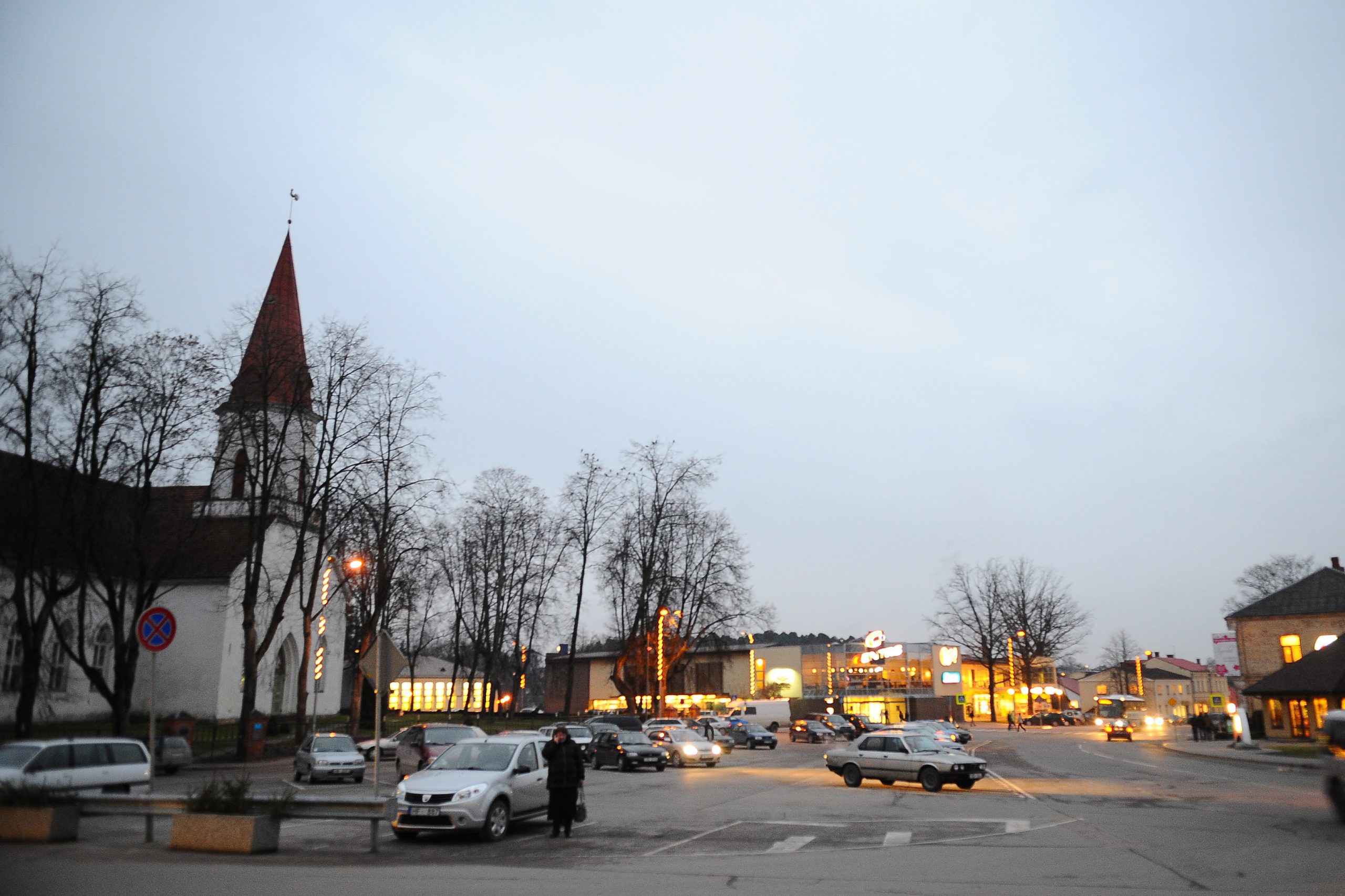 Vakara panorāma Smiltenes centrā ar baznīcu un ielu apgaismojumu.