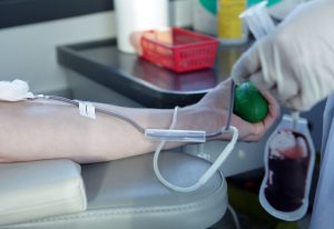 Donors ziedo asinis medicīniskajā centrā