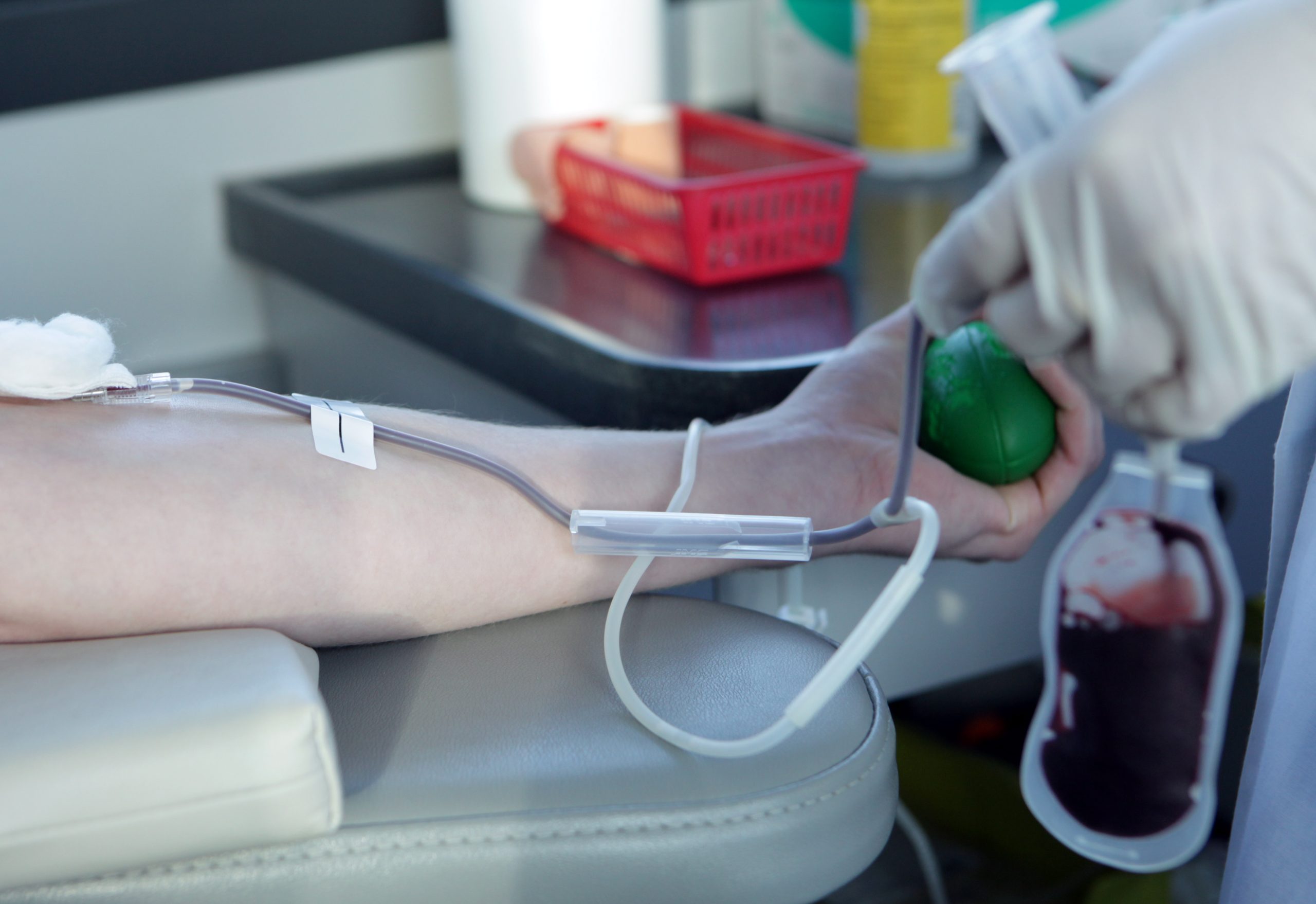 Donors ziedo asinis medicīniskajā centrā