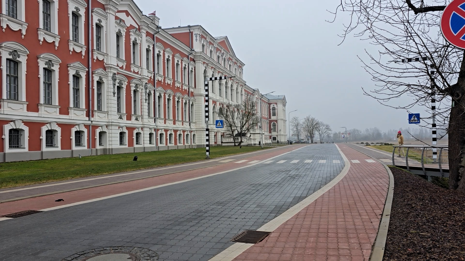 Jelgavas Pilssalas iela ar sakārtotu infrastruktūru pie Jelgavas pils