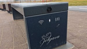 Viedais sols Jelgavā ar WiFi un ierīču uzlādes iespējām