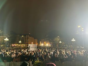 Liels cilvēku pūlis Rīgā pie Brīvības pieminekļa sagaida filmas "Straume" komandu pēc "Oskara" iegūšanas.