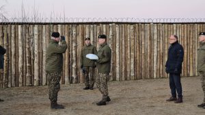 Latvijas karavīru svinīgā pavadīšanas ceremonija misijai uz Libānu, militārpersonas un aizsardzības ministrs ierindā