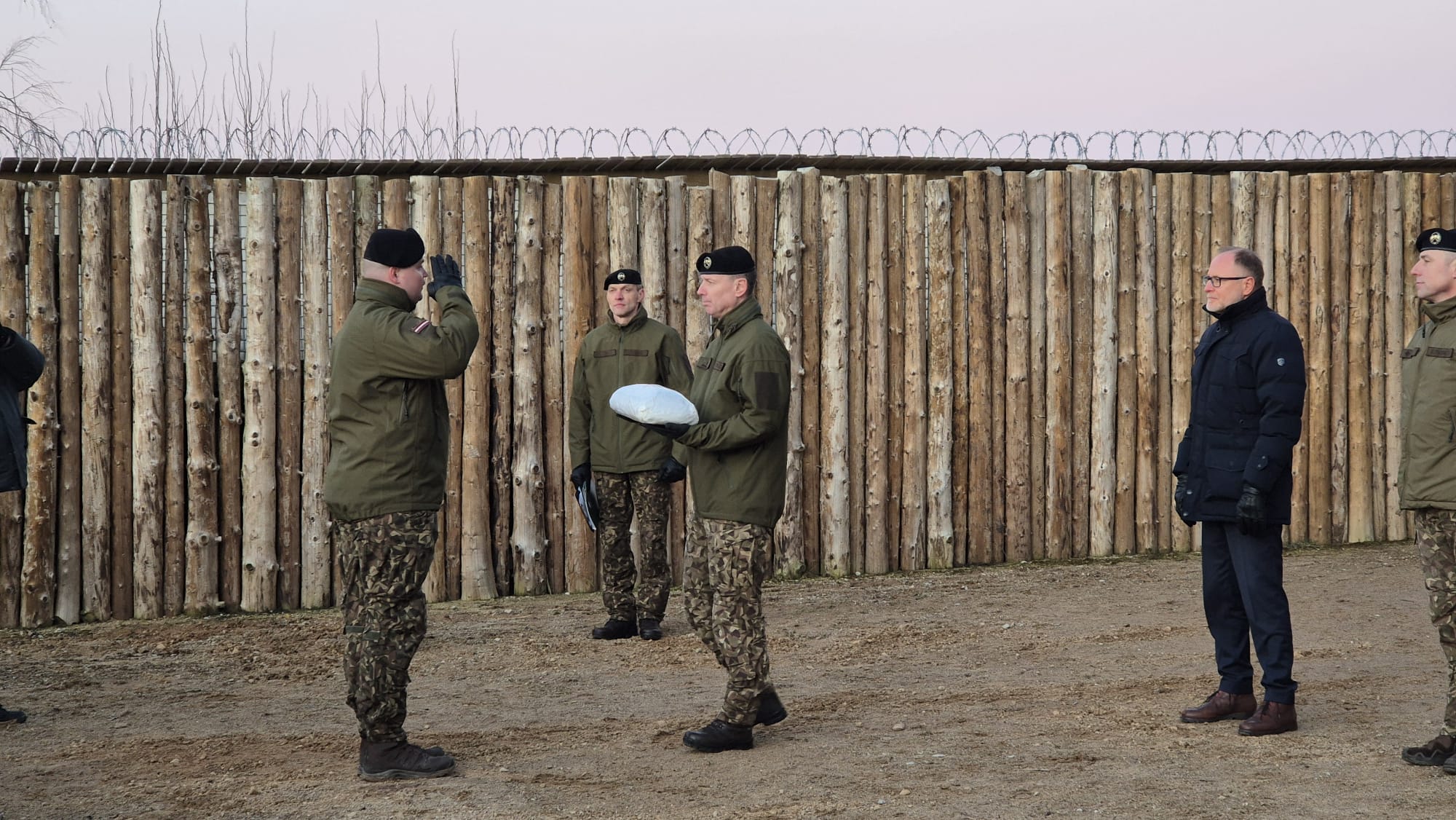Latvijas karavīru svinīgā pavadīšanas ceremonija misijai uz Libānu, militārpersonas un aizsardzības ministrs ierindā