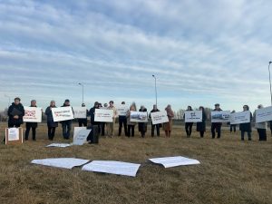 Akcija “Beidzam barot lāci” Zilupē ar dalībniekiem un plakātiem pret tirdzniecību ar agresorvalstīm