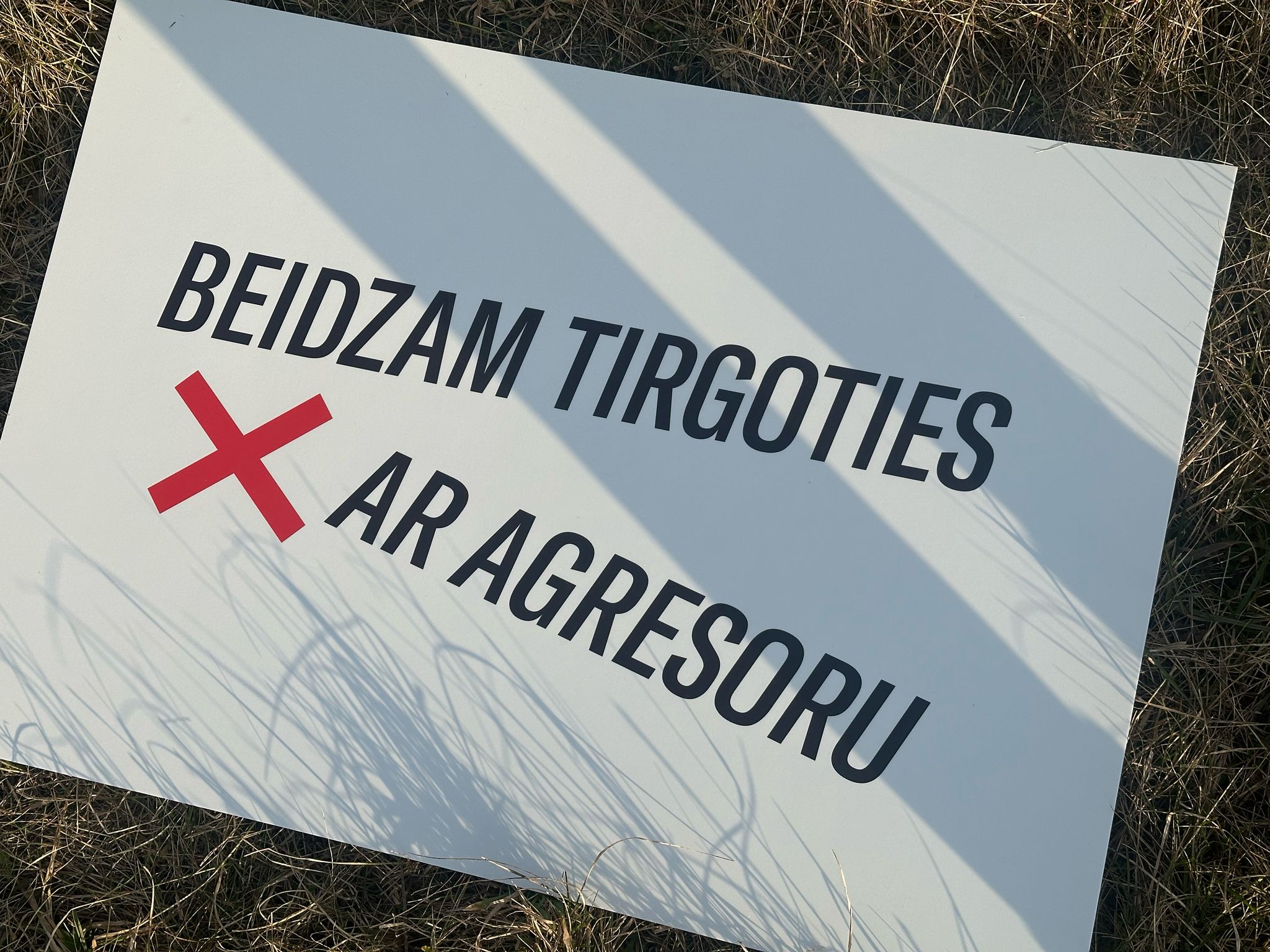 Protesta plakāts ar uzrakstu 