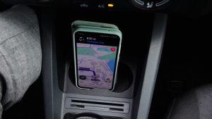 Navigācijas lietotne viedtālrunī automašīnas viduskonsolē