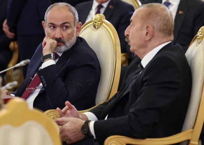 Armēnijas un Azerbaidžānas līderi sarunu laikā diplomātiskā pasākumā
