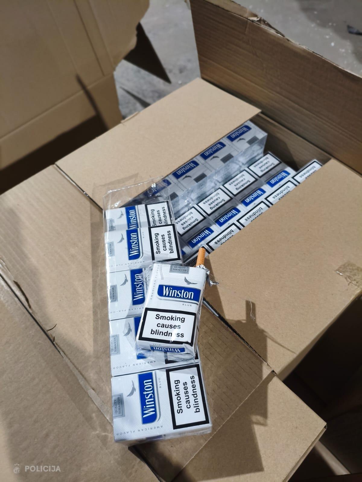 Kartona kaste, pilna ar nelegālām cigaretēm 