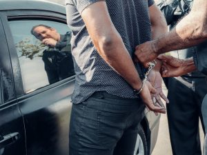 "Policists liek rokudzelžus vīrietim pie automašīnas, kamēr otrs virsnieks vēro situāciju."