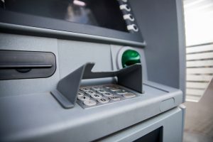 Bankomāta tastatūra un karšu ievietošanas vieta tuvplānā.