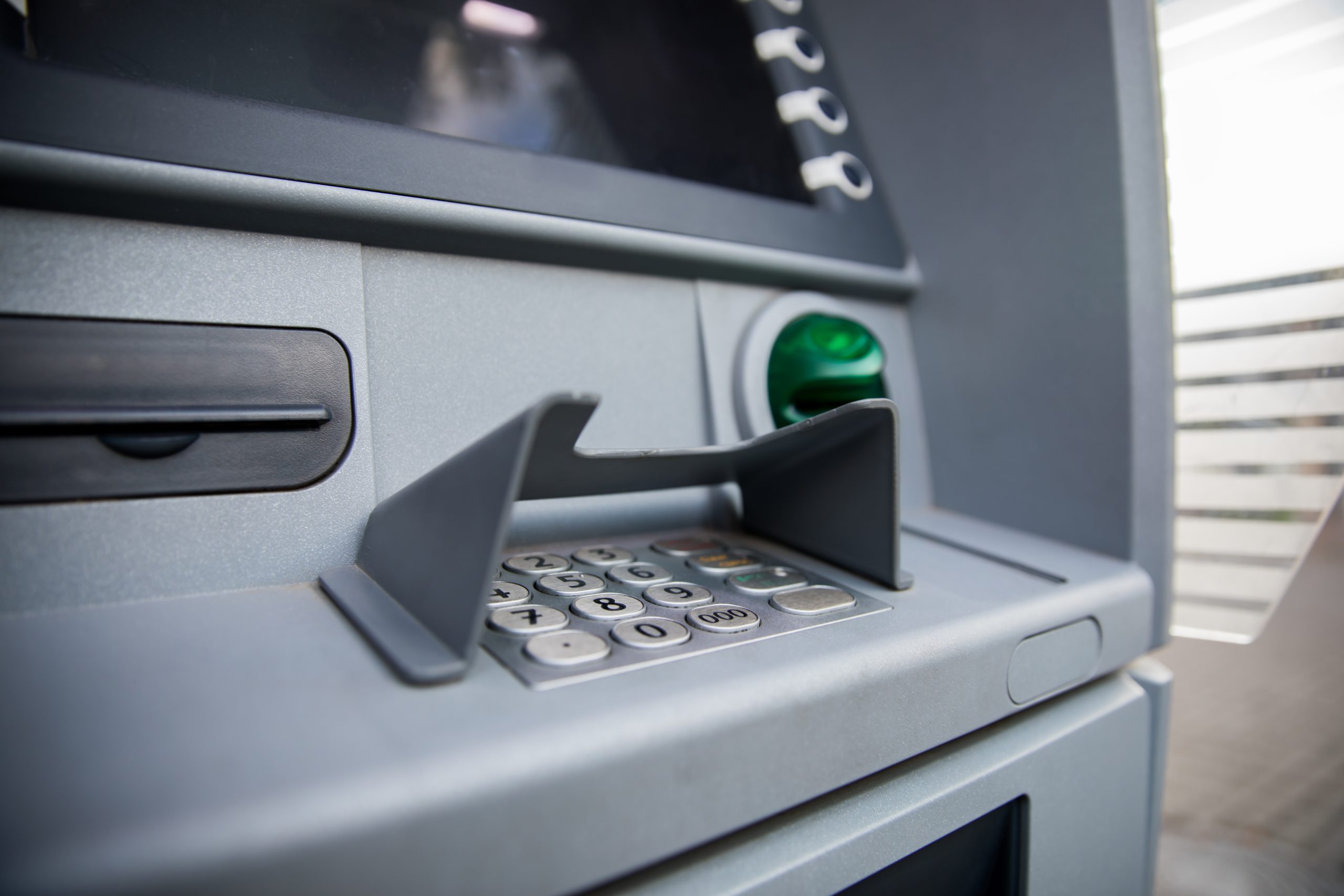 Bankomāta tastatūra un karšu ievietošanas vieta tuvplānā.