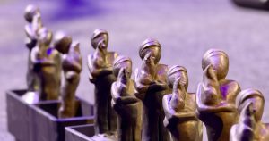 Latgales kultūras balvas "Boņuks" statuetes uz skatuves.