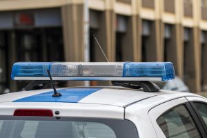 Policijas automašīnas bākugunis pilsētas ielās.