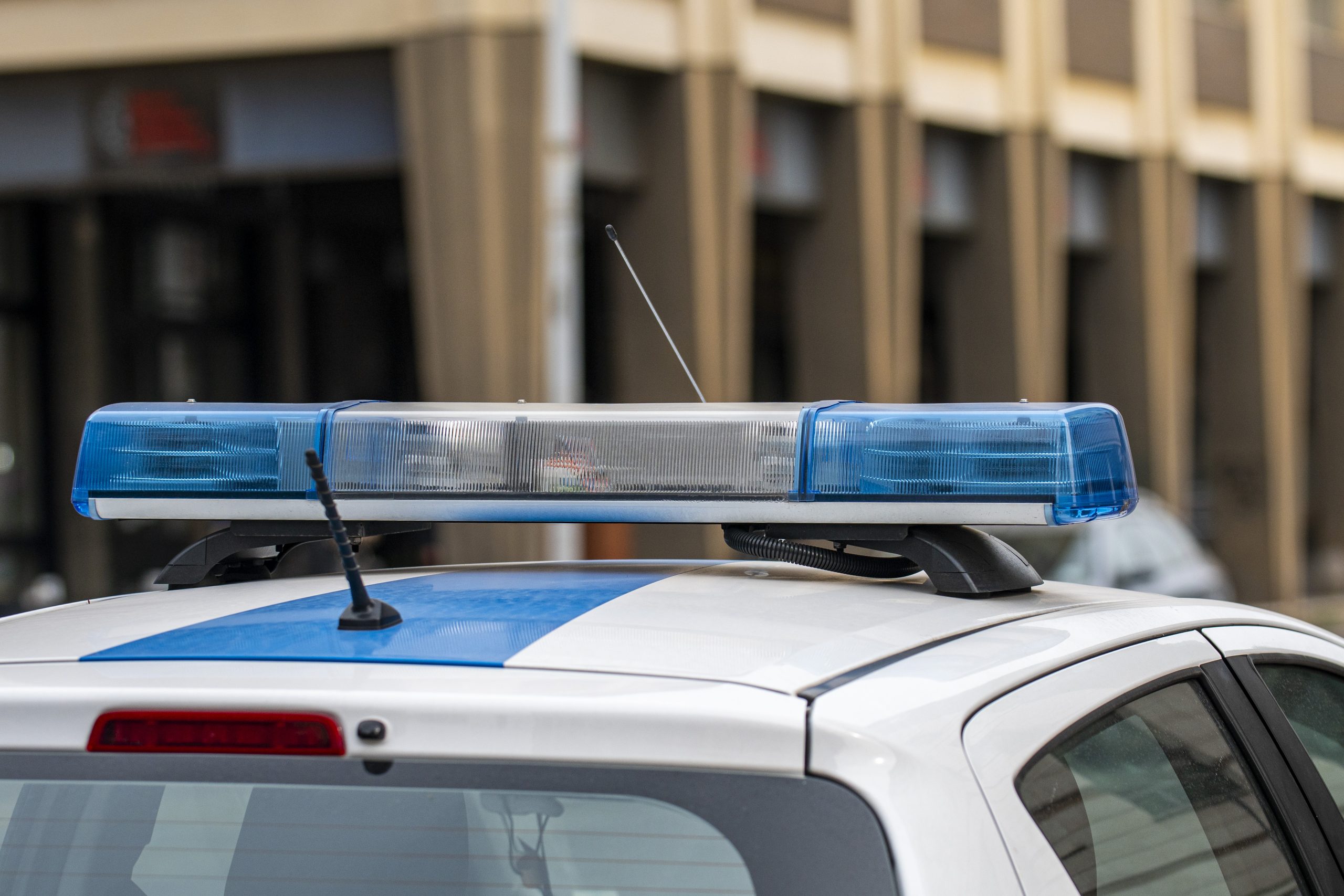 Policijas automašīnas bākugunis pilsētas ielās.