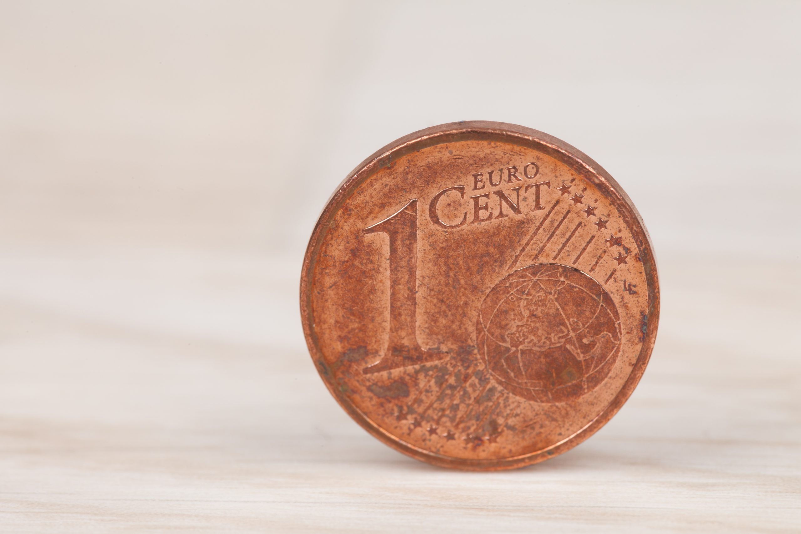1 centa eiro monēta tuvplānā uz galda.