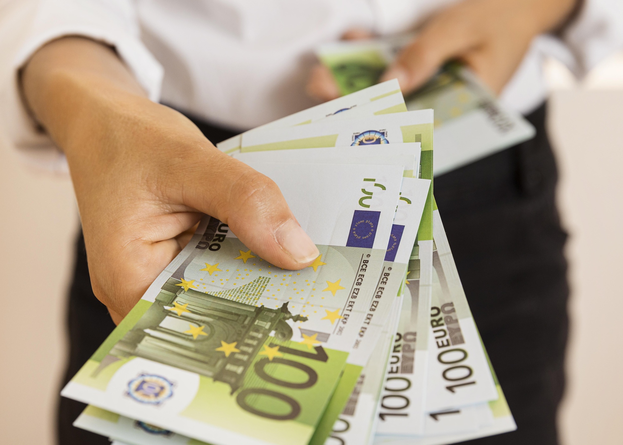 Rokā turētas vairākas 100 eiro banknošu naudaszīmes