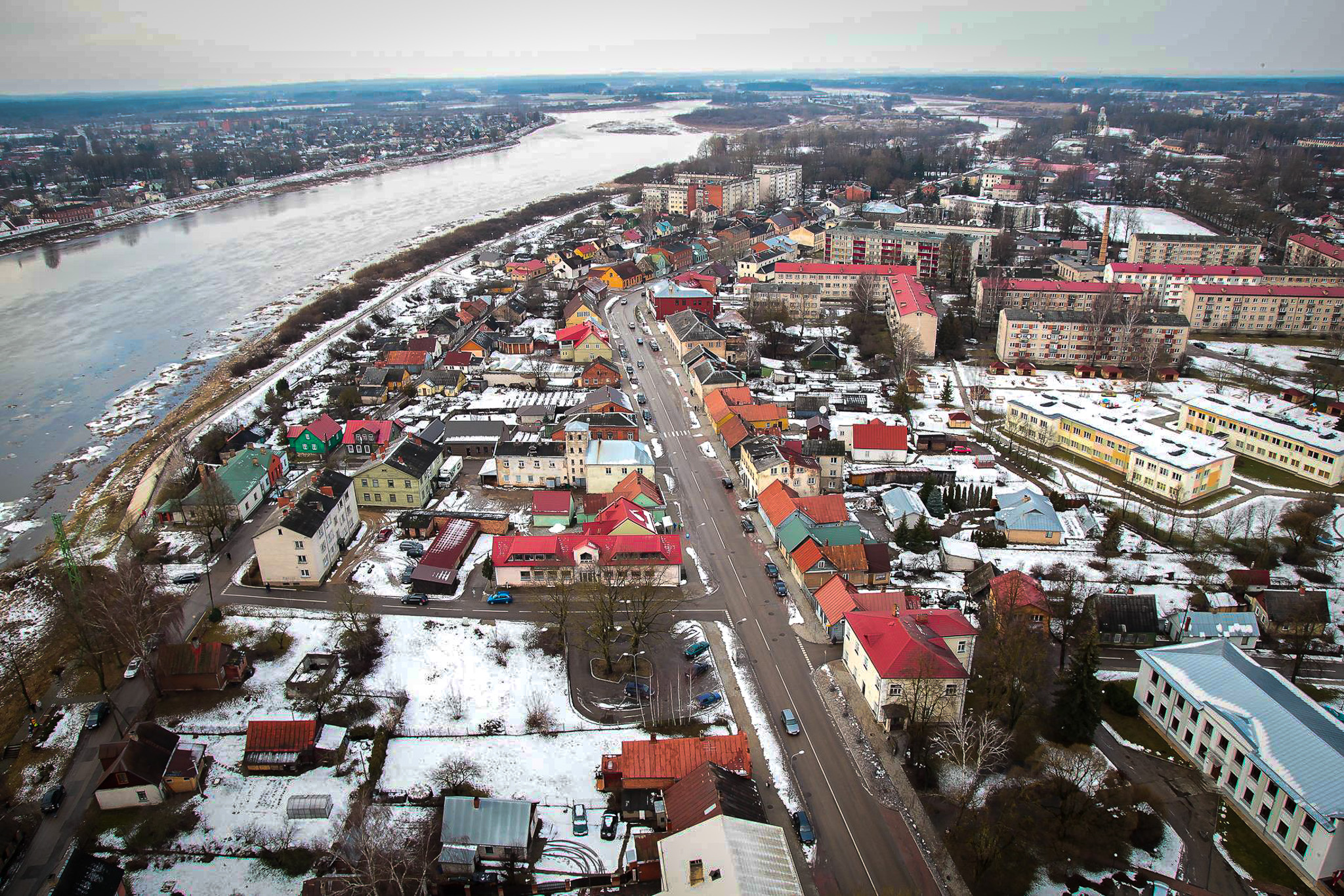 Jēkabpils panorāma ziemā ar Daugavas upi un krāsainām ēkām