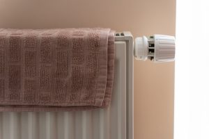 Apsildāms radiators ar dvieli mājoklī