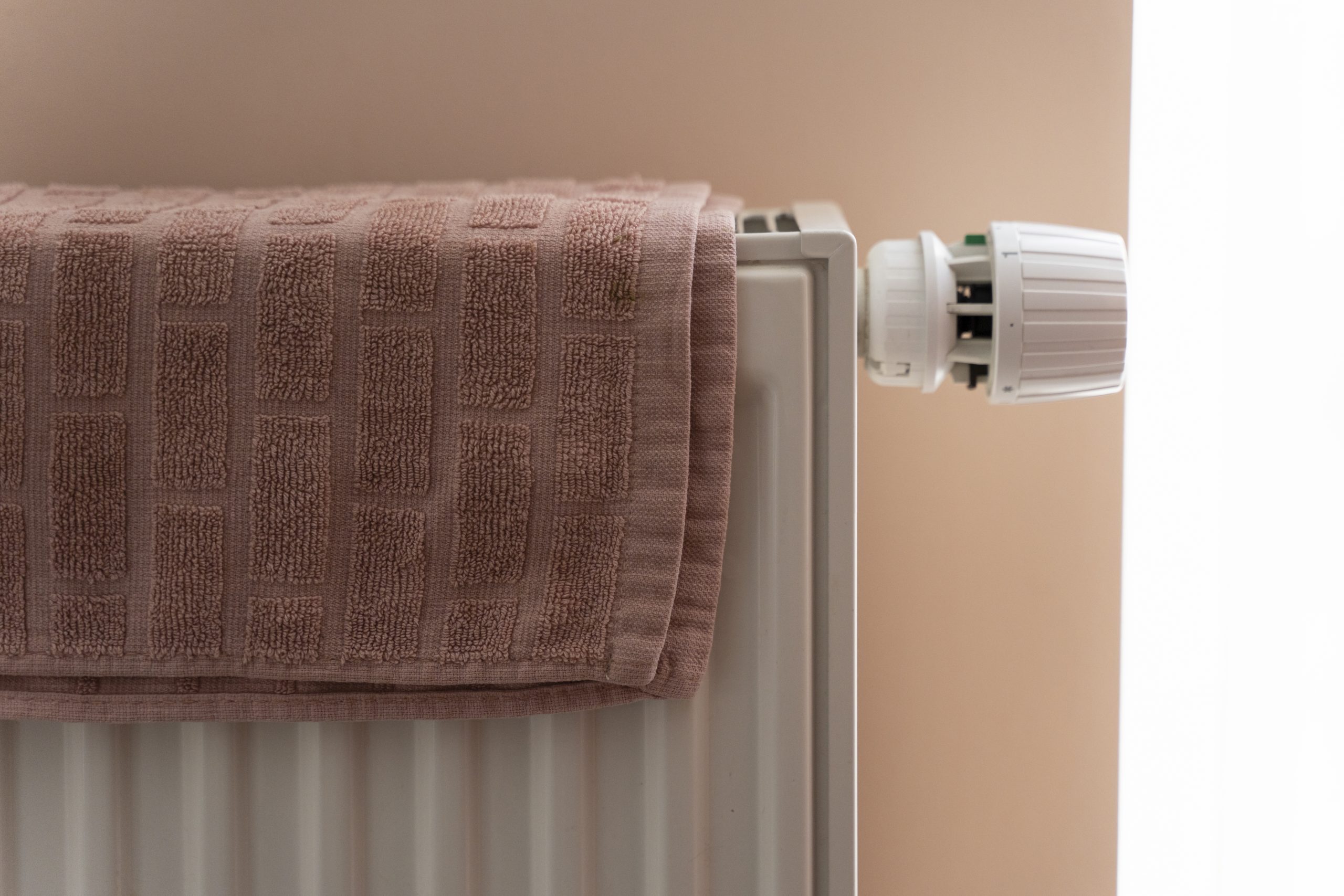 Apsildāms radiators ar dvieli mājoklī