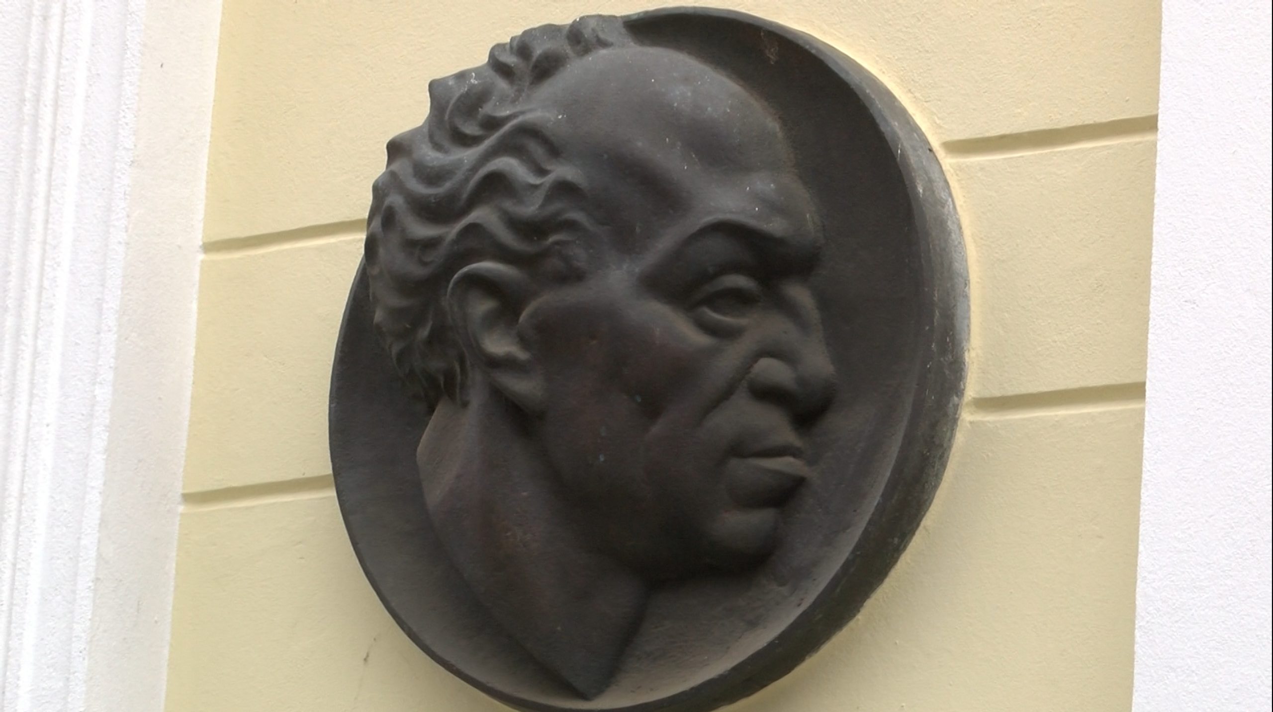Solomona Mihoelsa bareljefs uz ēkas sienas Daugavpilī