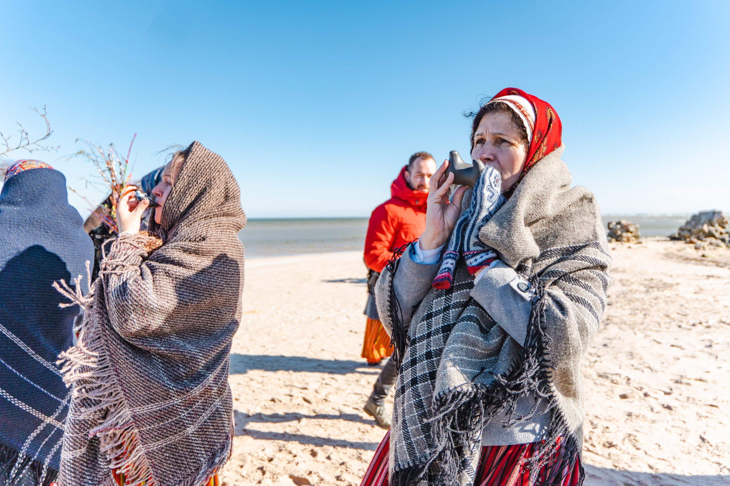 Sievietes tradicionālajos tērpos putnu modināšanas rituālā pie jūras Kolkasragā