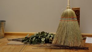 Senatnīga slota un zariņi, kas tiek izmantoti saunas rituāliem.