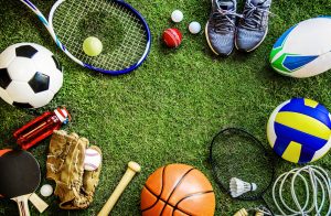 Dažādu sporta veidu inventārs uz zālāja